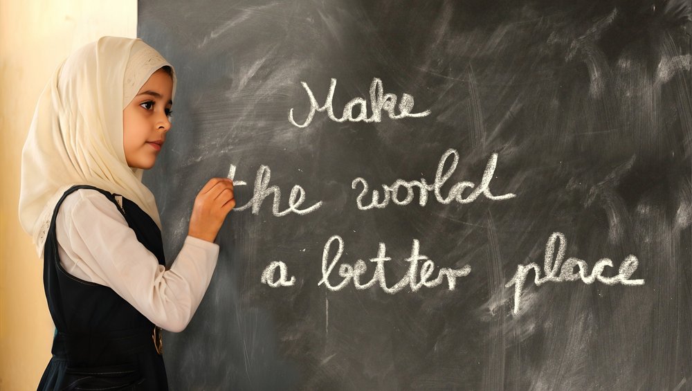 Mädchen schreibt auf Schultafel (CC0 Public Domain)