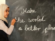 Mädchen schreibt auf Schultafel (CC0 Public Domain)