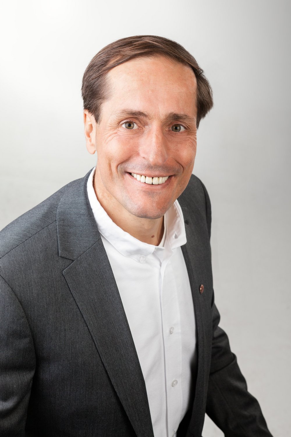 Ein lächelnder Mann Mitte 50 