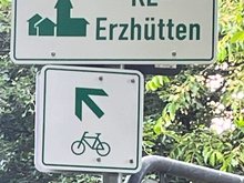Schild Radwanderweg in Erzhütten